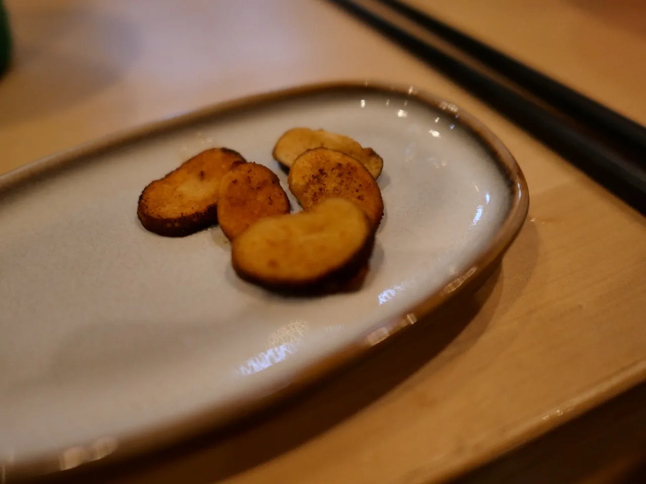 バターソテーしたホコリタケを皿に盛ったところ