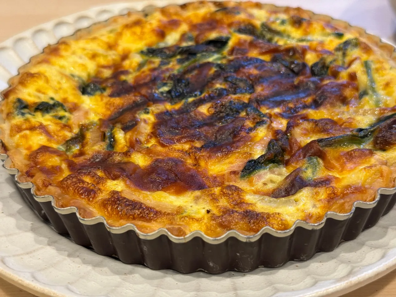 焼き上がったアイタケとほうれん草のキッシュ